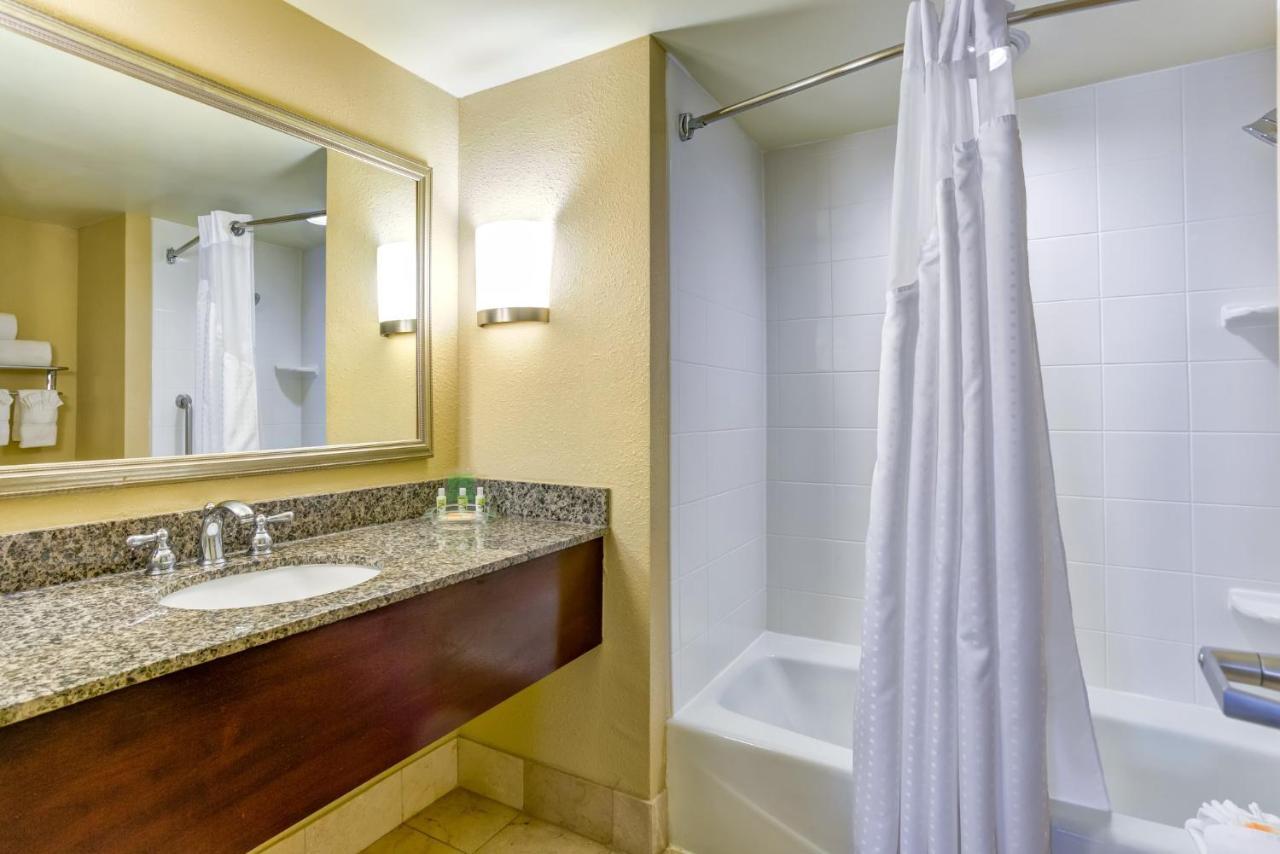 Holiday Inn Indianapolis North-Carmel By Ihg Exterior photo